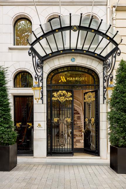 Au 70 avenue des Champs-Elysées, l'hôtel a abrité, au début du XXe siècle, les ateliers de la couturière française d'avant-garde Jenny Sacerdote