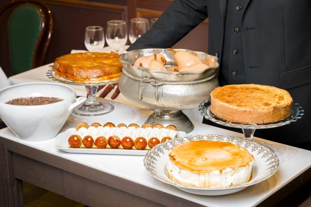 Le chariot de desserts du restaurant Le Classique, ouvert par Philippe Etchebest, fait l'unanimité...