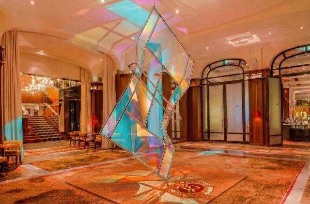Le lobby du Royal Monceau sera orné d’une structure mobile aux lumières changeantes, 