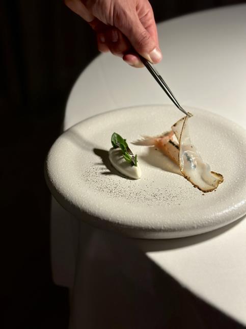 Langoustine crue, marinade à chaud de vapeur d’algue, transparence d’encornet comme un lard de...