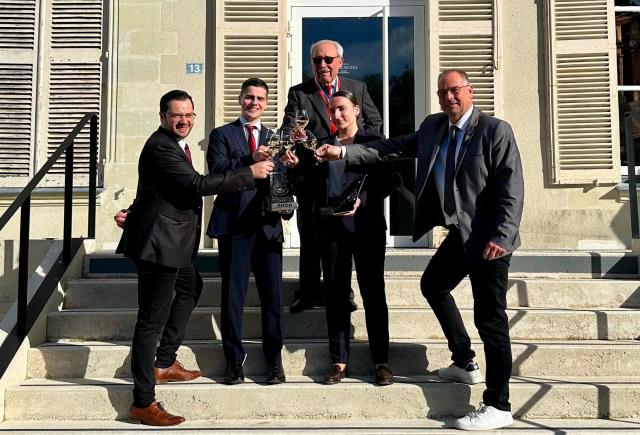 Les organisateurs, Romain Guillet (à gauche) et Bruno Laigneau (à droite), entourent les gagnants,...