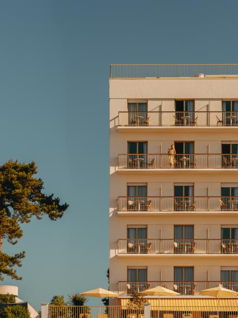 L'hôtel Les Brises est situé sur la corniche de la Rochelle. 
