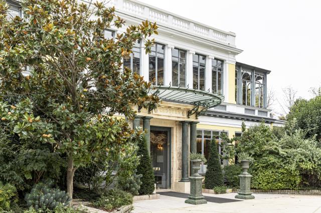 Chez Alléno Paris, au Pavillon Ledoyen, Fanny Perrot applique la conciergerie de table, un service sur mesure imaginé par Yannick Alléno.