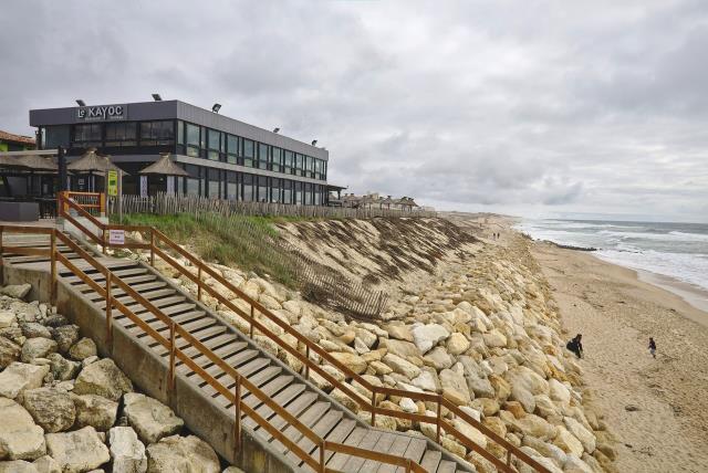 Renforcement de la dune au pied du restaurant le Kayoc à Lacanau-Océan.