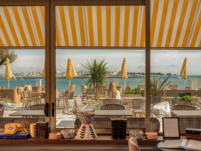 La terrasse de l'hôtel Les Brises, à La Rochelle. 