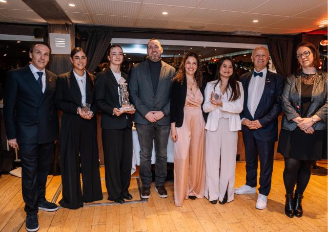 Le podium du 24e trophée CDRE, de gauche à droite : Jérôme Bourdais (président CDRE France), Lou Corda (3e), Solenn Denigot (lauréate), David Dortu, Chanael Lenoir, Christina Truong (finalise à la deuxième position), Freddy Zerbib et Maude Joubert.