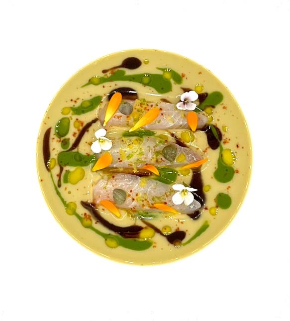 Daurade marinée, velours d’artichaut à l’ail noir de Vers-Pont-Du-Gard et roquette, un plat locavore imaginé par le chef étoilé Denis Martin à La Belle Vie dans le Gard.