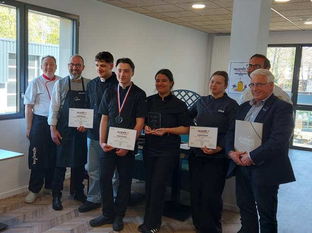 Les lauréats et le jury du trophée Vegoresto.