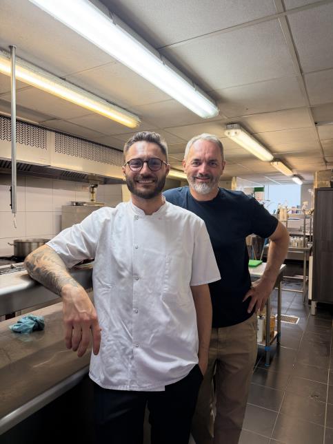 Alexandre Huillo, chef du Comptoir (ici devant Christophe Aribert)  propose du lundi au vendredi un...