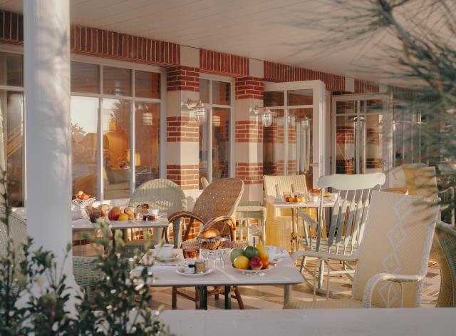 La terrasse de la Villa Colette, premier 5 étoiles du Cap Ferret.