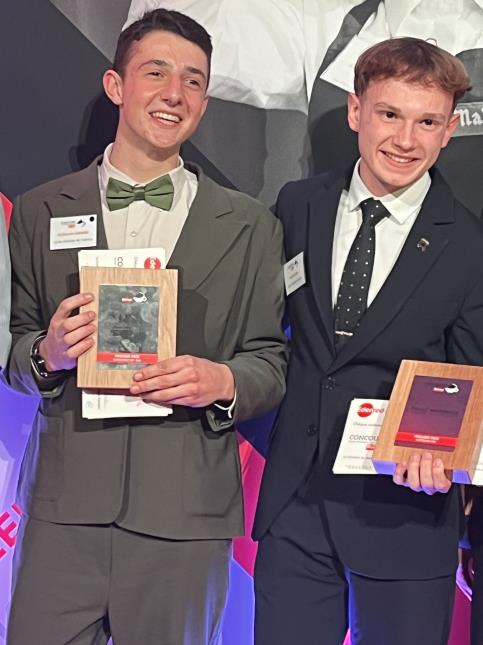 Guillaume Labarde et Ewen Le Gad saluent l'équipe qu'ils ont formé avec leur professeur