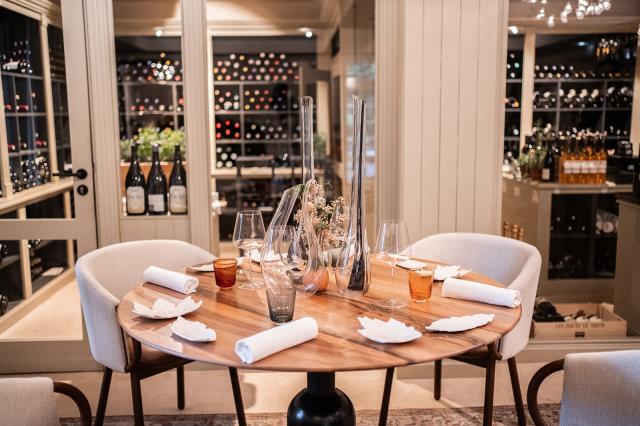 Le restaurant Le Corot compte 32 couverts et propose des menus en 4, 6 ou 7 services (de 125€ jusqu’à 195€).