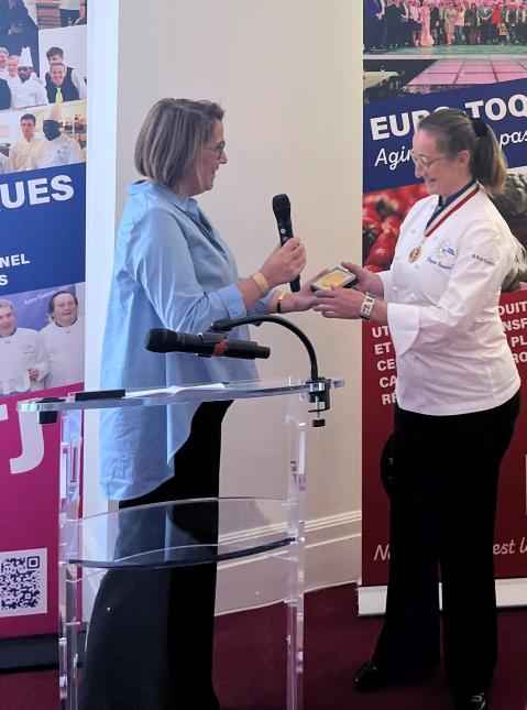 Annaïg Le Meur remet à Virginie Basselot la médaille de l’Assemblée nationale 