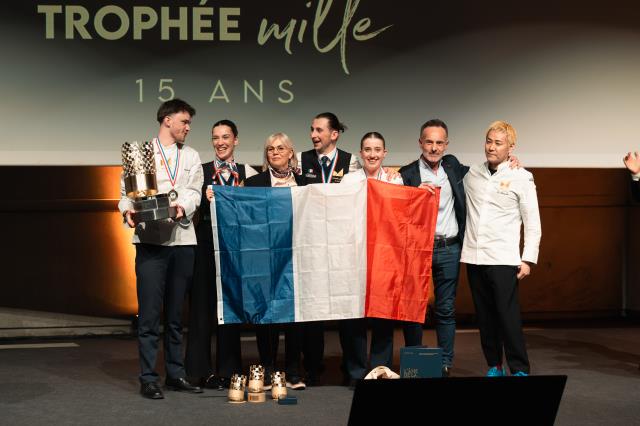 Les lauréats français en service-sommellerie et cuisine-pâtisserie, avec le président du jury, Kei Kobayashi..