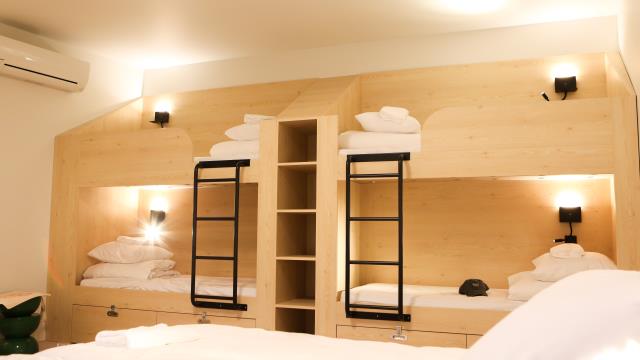 Les dortoirs du Mustard Hostel à Dijon sont connectés et plus cloisonnés.