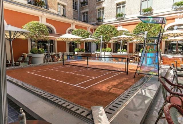 Le bassin de la cour intérieure du Royal Monceau, transformé en court de tennis.