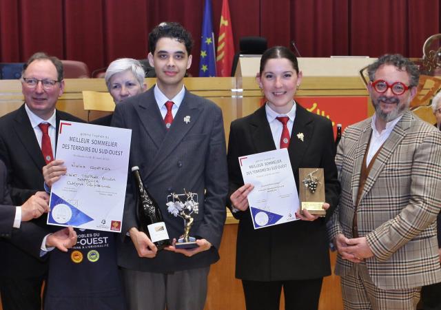 Nicolas Gonthier et Salomé Flinois entourés par Philippe Subira (à gauche) président régional des sommeliers et Fabrice Sommier (à droite) président national de l'UDSF.
