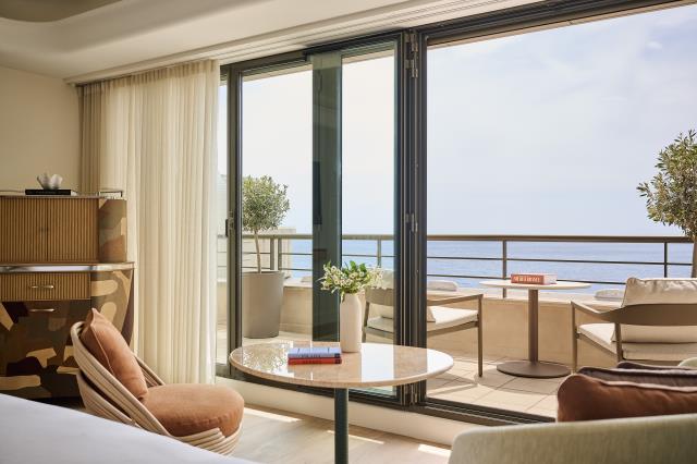 Terrasse avec vue sur la Méditerranée, depuis l'une des suites deluxe.