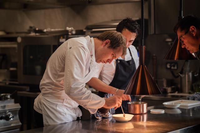 Baptiste Moura fonctionne en duo avec Lin Liu au service et à la somellerie au restaurant Holodeck...
