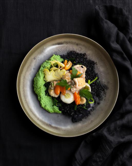 Volaille confite au fenouil, bouillon solaire au pastis et kumquat, riz nerone aux verts de poireau, jeunes légumes mijotés, pickles et houmous de brocoli aux fanes.