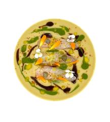 Daurade marinée, velours d’artichaut à l’ail noir de Vers-Pont-Du-Gard et roquette, un plat locavore imaginé par le chef étoilé Denis Martin à La Belle Vie dans le Gard.