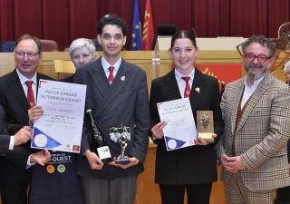 Nicolas Gonthier et Salomé Flinois entourés par Philippe Subira (à gauche) président régional des sommeliers et Fabrice Sommier (à droite) président national de l'UDSF.
