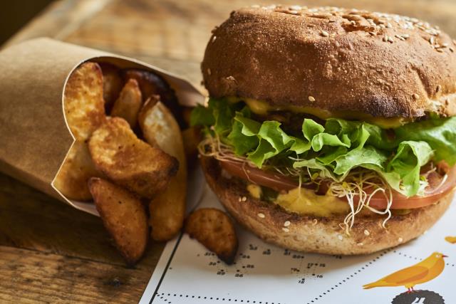 Les potatoes et le burger vegan de Hank, Paris IIIe