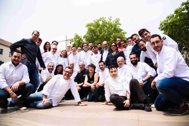 50 chefs participent au « Tast de la Rambla », dont le Français Romain Fornell (en tablier noir, debout à gauche sur la photo)