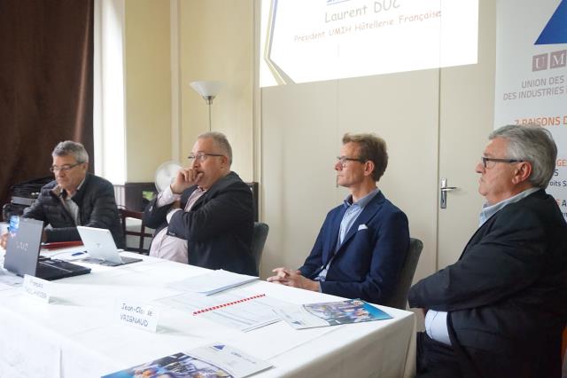 De g à d : Jean-Luc Huez président des hôteliers, Laurent Duc, président national des hôteliers, François Taillandier et Jean-Claude Vrignaud, président des restaurateurs du département.