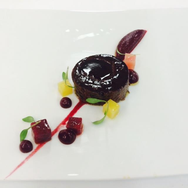 Recette de Philippe Labbé : Canard sauvage  façon « royale », purée  et étuvée de betterave  à l'écume de jus de terre de Baerenthal, purée de mure sauvage grillée