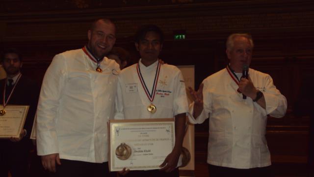 Ibrahime Khalil recevant la médaille de Guillaume Gomez et Jean-François Girardin