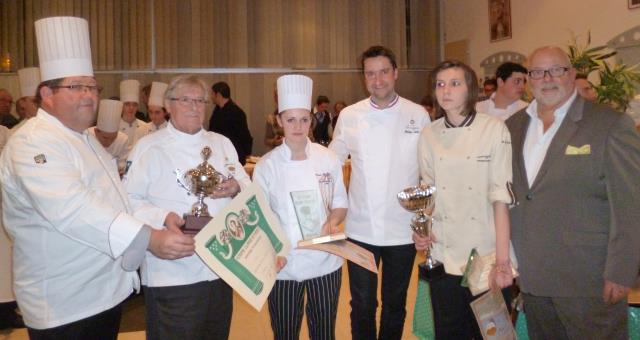 De gche à dte : Eric Buon, vice-président de l'association Mancelle Le bonheur dans la cuisine et organisateur du concours régional Les jeunes toqués, Jean Mélisson, fondateur de l'association, les lauréates Charlène Dupin (cuisine) et Marie Meslet (pâtis