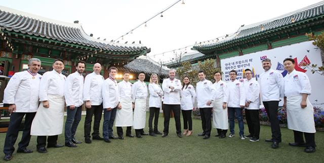 Les chefs coréens et français lors du lancement du festival So French Délices.