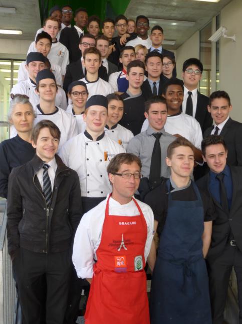 Vincent Dupuy entouré des élèves participants.