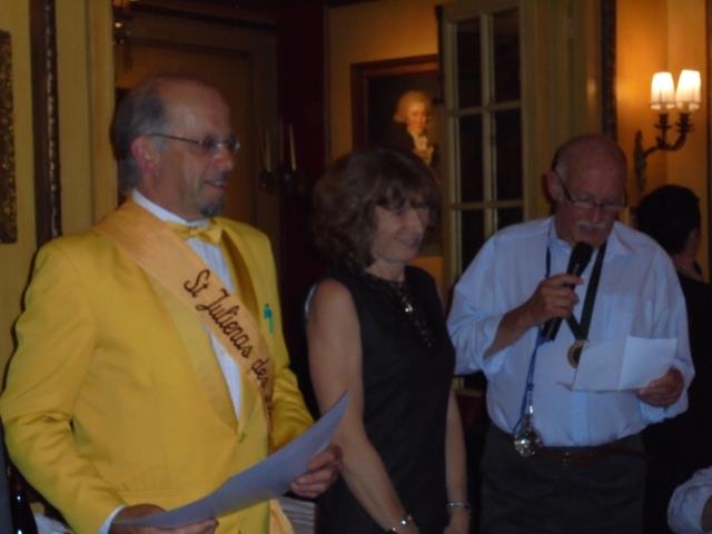 Vincent Audras élévant Marie-Agnès Dupin et Pierre Marquis au rang de Chevalier