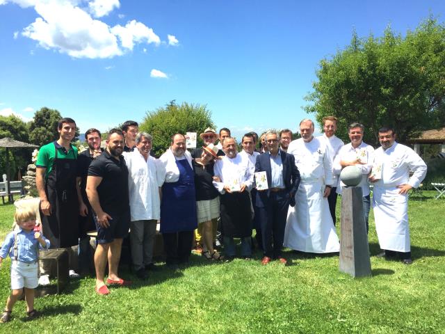 Jacques Gantié aux côtés de Mathieu Dupuis-Baumal, Edouard Loubet, Eric Sapet, , Sandra-Rose et Jean-Jacques Prévot, René Bergès, Cyril Lapeyre, Jean-André Charial, Mathieu Desmarest, Guillaume Sourieu et quelques autres chefs acteurs des 25 ans du guide.