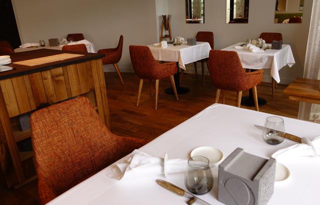 L'Ostal, une salle de 20 couverts avec deux personnes en cuisine et deux en salle.