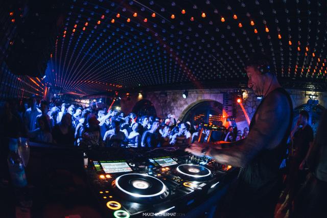Chaque jeudi, vendredi et samedi, un DJ s'empare des platines du Faust, à Paris (7e).