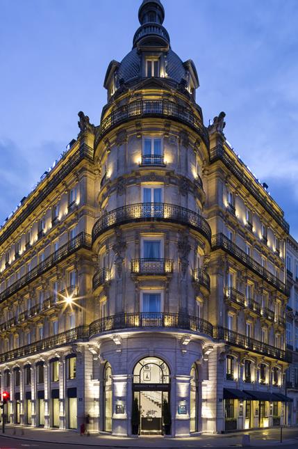 L'hôtel Royal de l'Institut Bocuse à Lyon diffuse dans son lobby une fragrance créée sur mesure qui rappelle notamment le passé commerçant de Lyon.