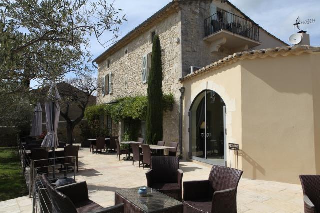 Par étapes, la belle maison provençale s'est transformée en hôtel et en restaurant.