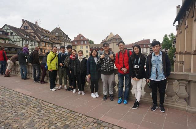 Les étudiants de Hong Kong à la Petite France à Strasbourg