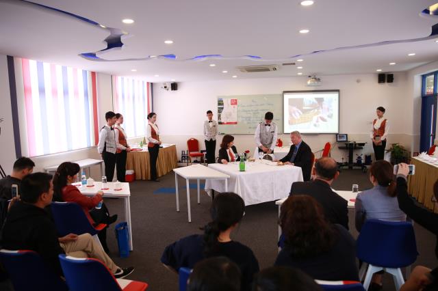 Les professeurs Sylvie Reteur et Michel Benko ont enseigné l'art du service devant les élèves et les professeurs chinois