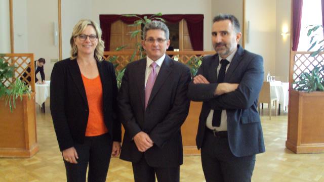 Michel Lugnier entouré des deux inspecteurs Karine Viard (académie d'Orléans-Tours) et Jérôme Muzard (académie de Bordeaux)