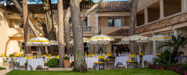 Ouvert d'avril à octobre, le service a lieu en terrasse, face à la baie de Saint-Tropez.