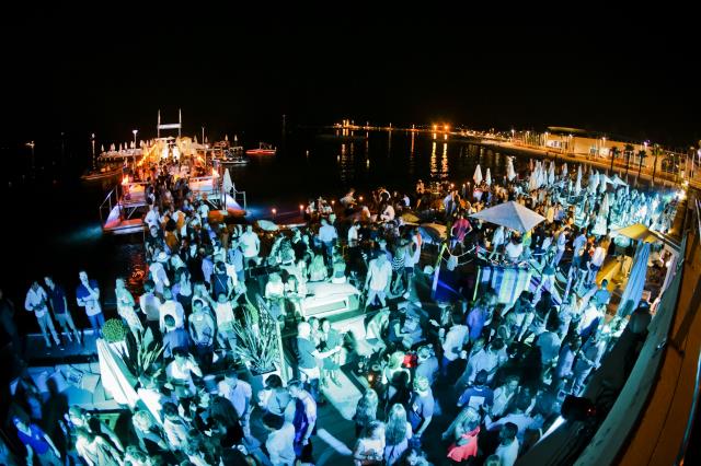 En juillet et août, les soirées « Folie douce » vont embraser la Plage Barrière Le Majestic Cannes jusqu'à 2 heures du matin.
