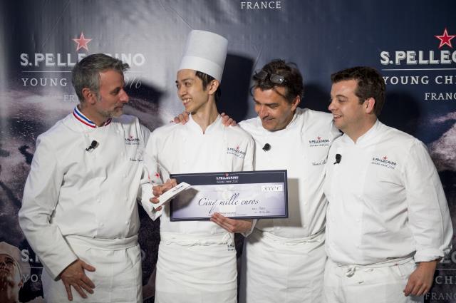 Le finaliste Shintaro Awa entouré des chefs Mathieu Viannay, Yannick Alléno et Alexandre Gauthier lors de la finale française du S. Pellegrino Young Chef 2016