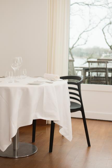 En salle, les tables ont été espacées et épurées
