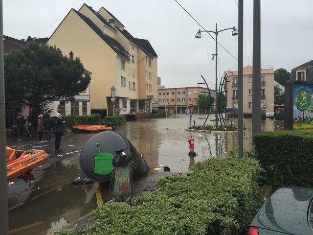 Le centre de Longjumeau est sous les eaux.