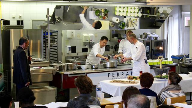 Le cuisinier Jareuk Sriaroon, enseignant-formateur à Bangkok, est venu à Ferrandi pour partager son savoir-faire.