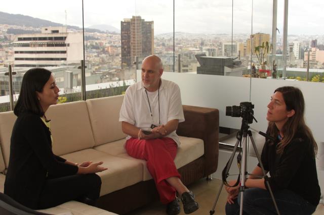 Florie Thielin réalise une vidéo-interview de la ministre du tourisme d'Equateur, Sandra Naranjo, avec D'Arcy Dornan, représentant GSTC